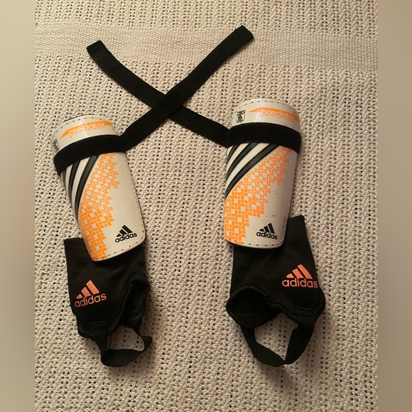 ADIDAS Predator-Club Soccer Shin Guards for Kids Size Medium. (#bundle&save) - Picture 6 of 7